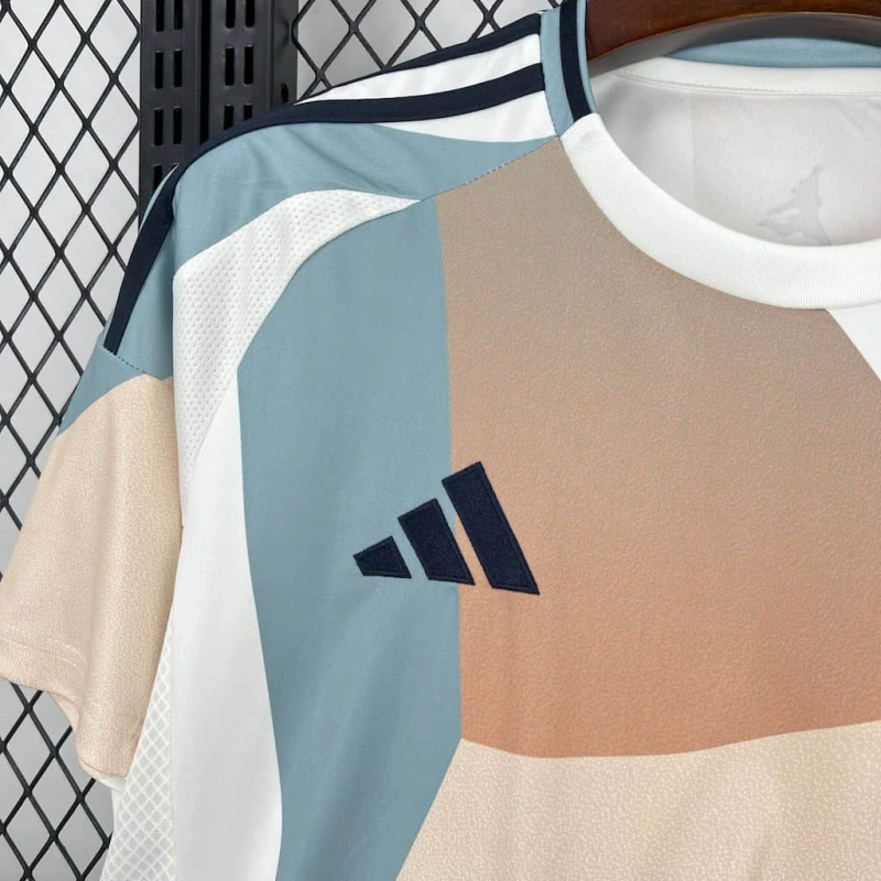 Spain 25/26 Away kit